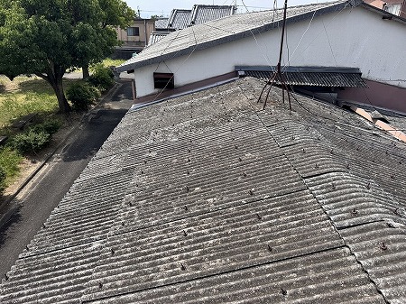 倉庫の小波スレート屋根全景