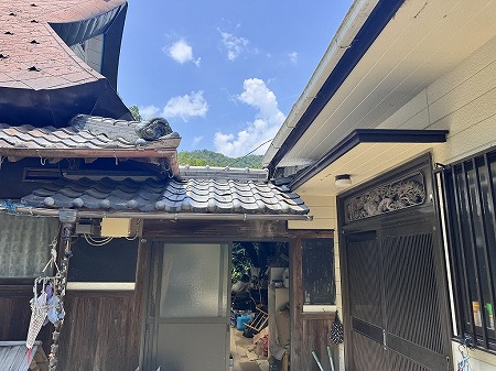 母屋と離れの繋ぎ目屋根