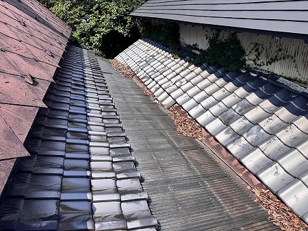 桜井市で母屋と離れの繋ぎ目から雨漏り！原因はまさかの落ち葉？