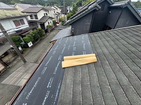 防水紙を敷く屋根面
