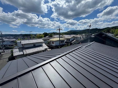 奈良市で色あせたスレート屋根を立平葺カバー工事で一新した施工