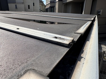 奈良市でカーポート屋根のポリカーボネート板割れを確認、廃盤品のため2枚交換を検討した現地調査