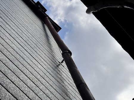 奈良市でカラーベスト屋根点検、再塗装済み屋根の色あせと棟板金の釘浮き、樋のずれを確認