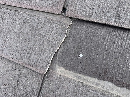 生駒郡平群町でカラーベスト割れ点検、釘穴から横割れして屋根材がずれ落下した屋根の現地調査