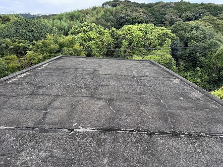 生駒郡平群町で倉庫の雨漏りを調査、屋上とベランダ防水のひび割れや排水まわりの劣化を確認