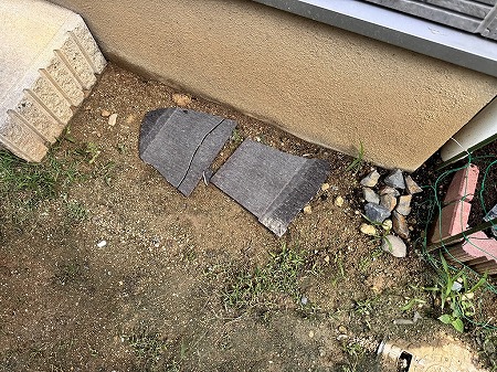 地面に落ちた屋根材破片