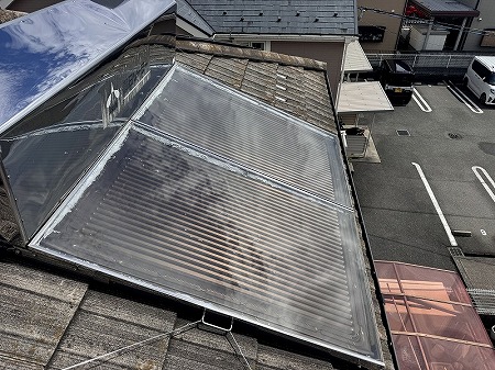 屋根上の温水器全体