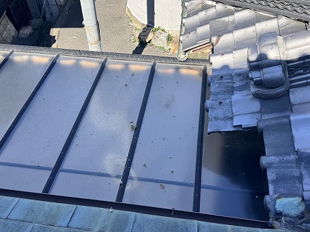 サンルーム屋根に土が落ちてきました。