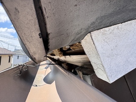 サンルームに土の塊が落下の謎！斑鳩町で屋根点検を行った事例