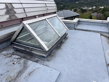 三角屋根型の天窓全景