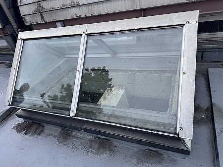 生駒市で大型のワンオフ天窓点検、三角屋根型と3枚ガラス天窓のシーリング劣化を確認