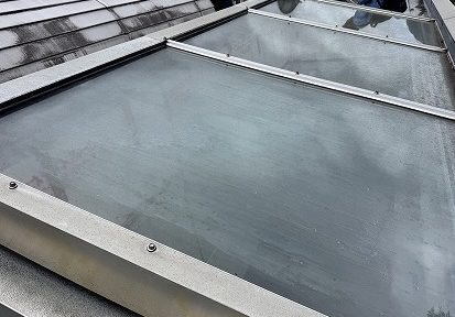 大型天窓のガラス表面