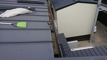 奈良市で雨樋掃除！神社の落ち葉対策とネット設置後のメンテ術