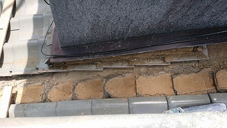 瓦の割り付けも悪く、雨水が壁際に溜まります。