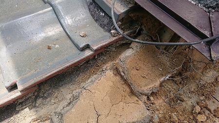 斑鳩町でベランダ下の雨漏り修理！原因を見抜く瓦職人の壁際葺き直し