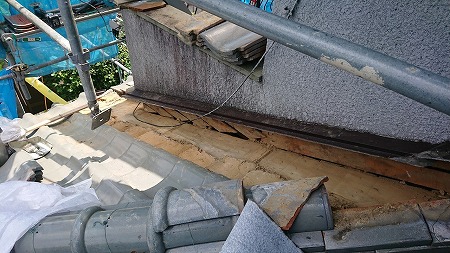 瓦外したら、下葺材も捨て板金もありません。