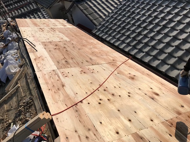 奈良市で葺き替え工事施工中で防水紙は田島社のタディスホワイト