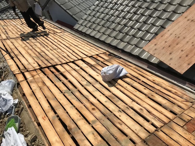 奈良市で補強垂木で不陸調整後、野地板のメンテナンスを増し張り施工