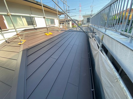 下屋根ガルテクト葺完了