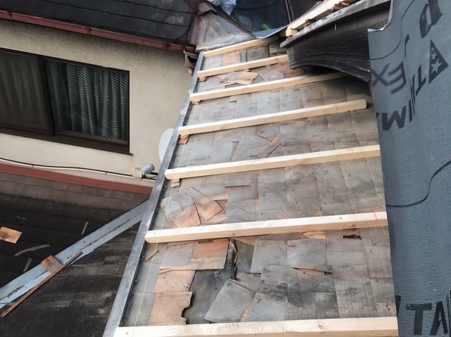 差し掛け屋根の葺き替え工事開始