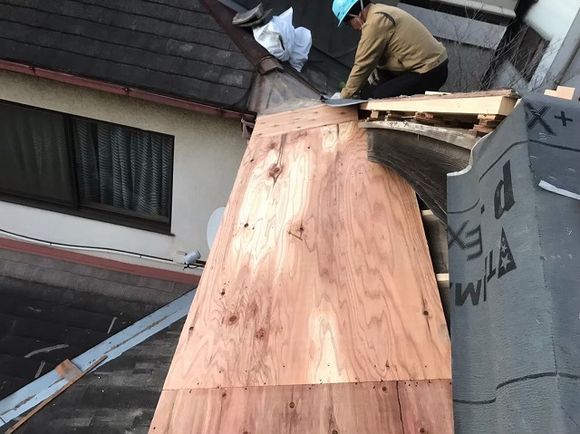 差し掛け屋根の葺き替え工事開始
