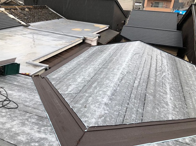 橿原市でカバー工法でリフォーム工事、軽量な屋根材ガルテクトを使用