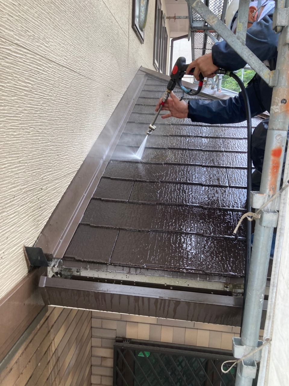 生駒市の屋根塗装現場で屋根の洗浄作業開始