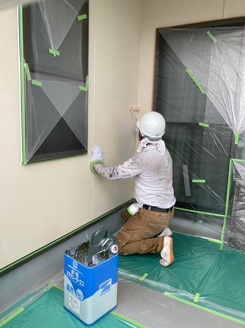 生駒市で外壁塗装工事の中塗り、上塗りの様子をお伝えします