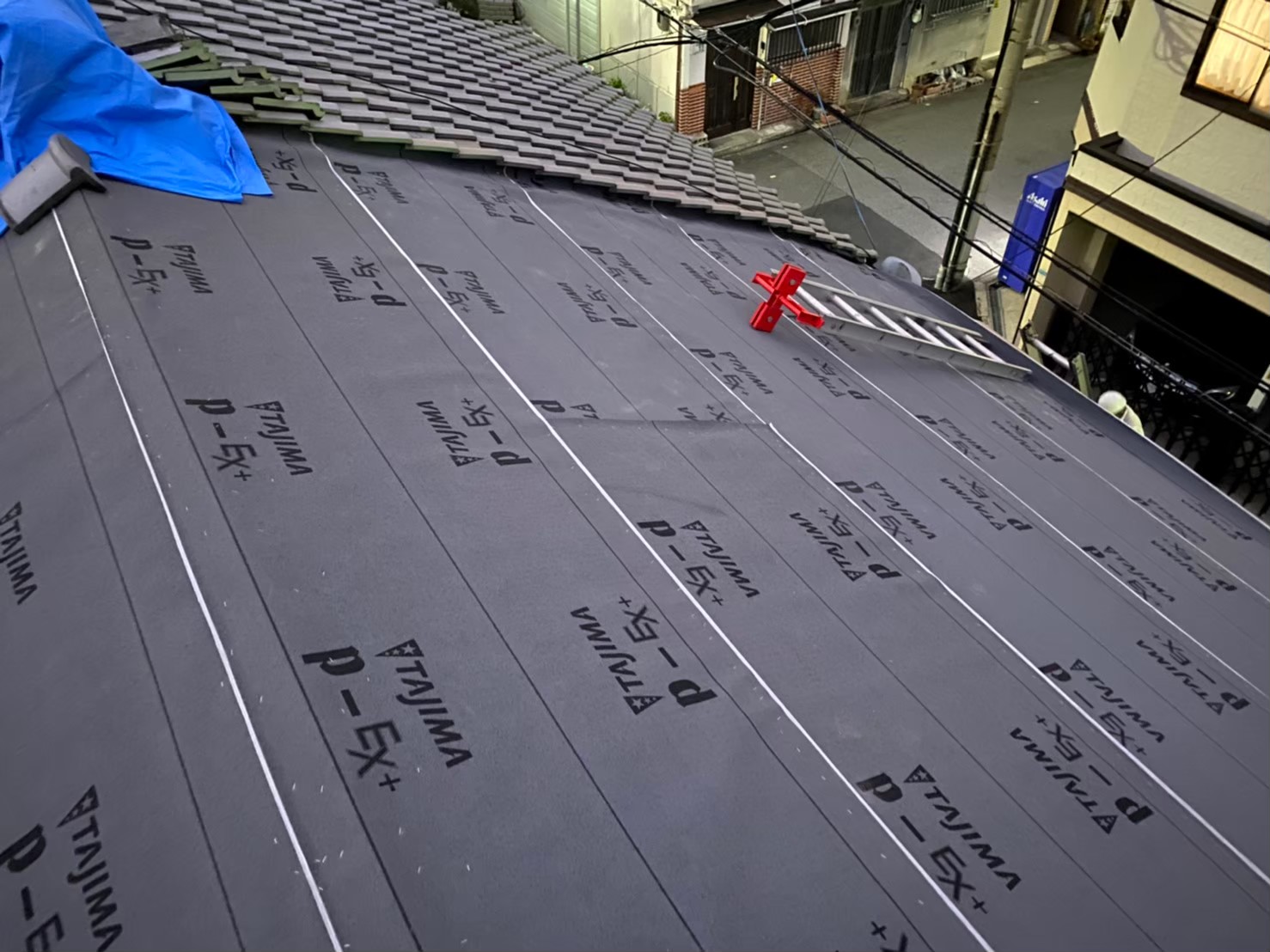 奈良市の瓦屋根葺き替え工事で防水紙を設置した様子