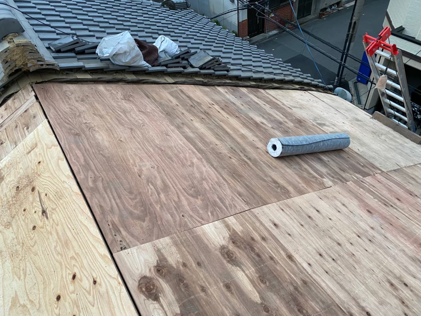 奈良市の和瓦屋根の葺き替え工事で野地板のメンテナンス