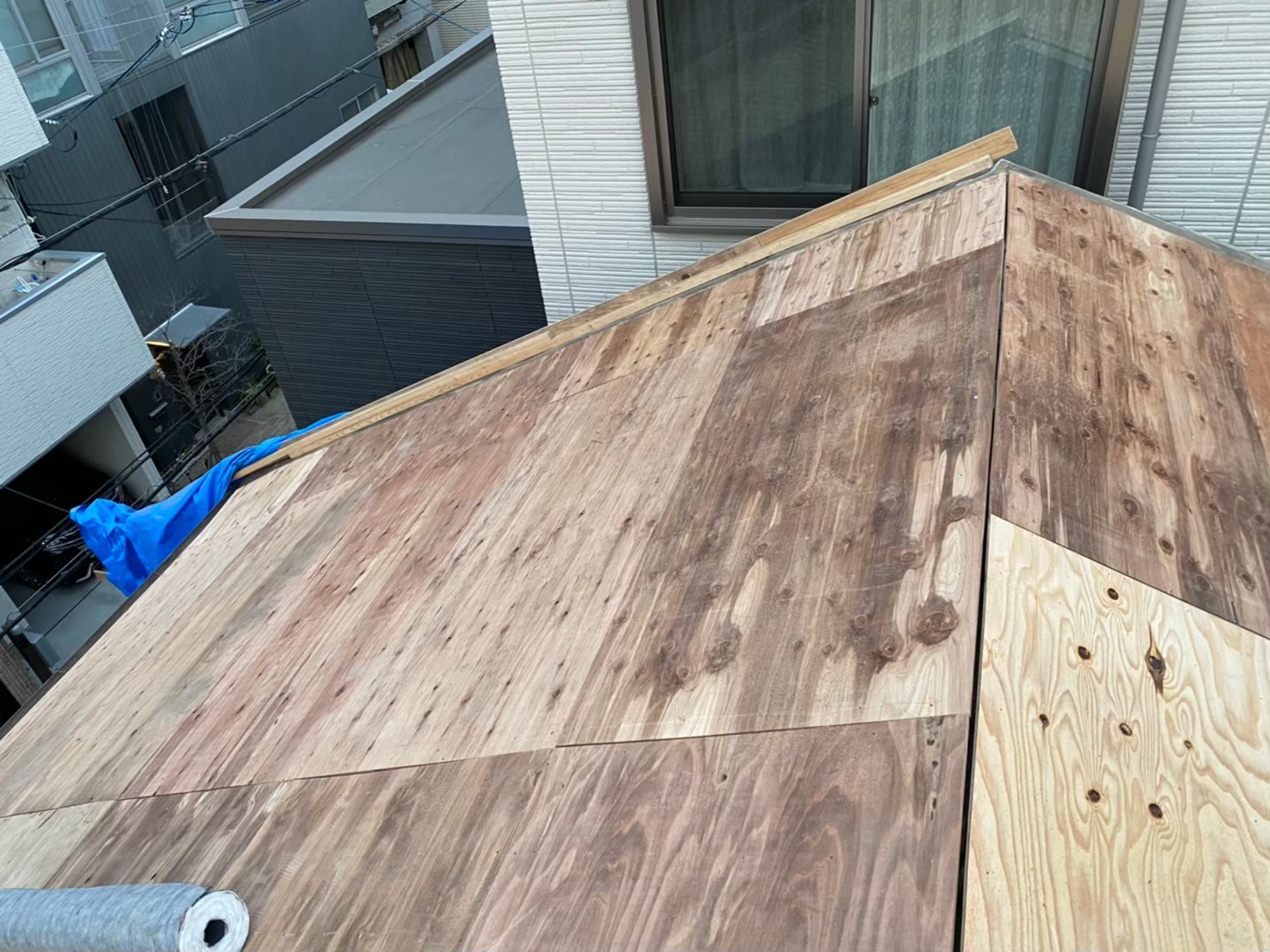 奈良市の長屋の葺き替え工事で構造用合板を設置