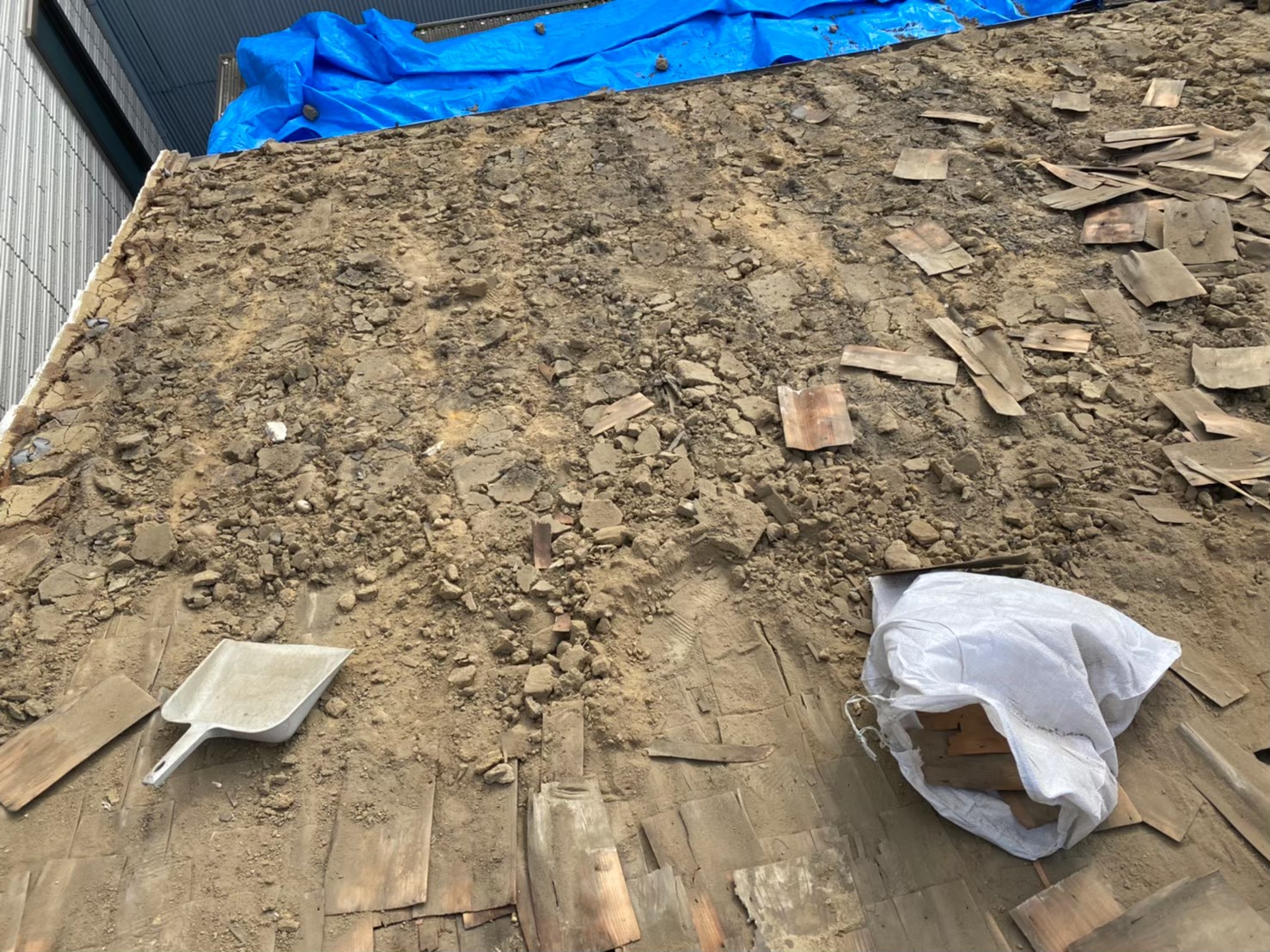 奈良市の和瓦屋根の長屋で瓦と葺き土を撤去