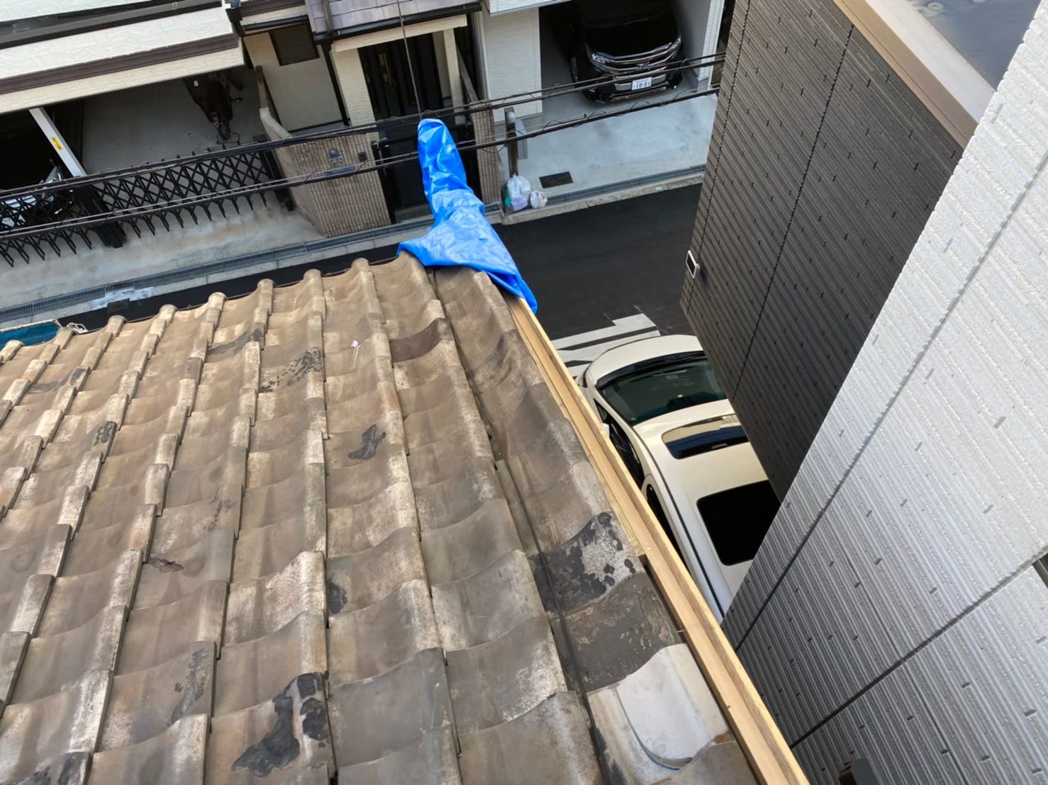 奈良市の瓦屋根の長屋で雨漏り調査