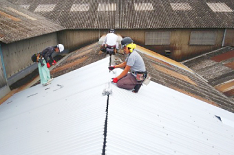 波トタンの屋根をガルバリウム鋼板で施工していきます
